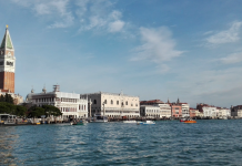 Venezia, romanzi e flash mob…