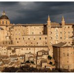 Muro di nebbia a Urbinoir il 26 novembre in un inedito ping pong letterario